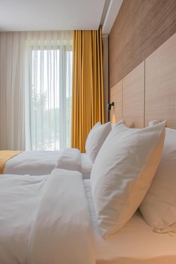 Hotel Osetia Garden Момчилград Екстер'єр фото