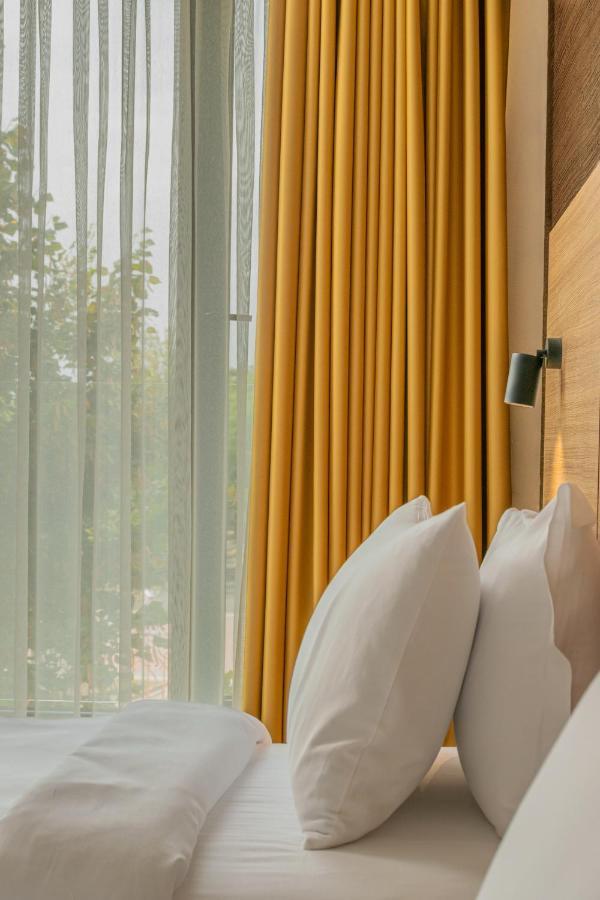 Hotel Osetia Garden Момчилград Екстер'єр фото