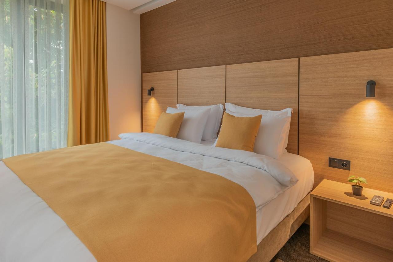Hotel Osetia Garden Момчилград Екстер'єр фото