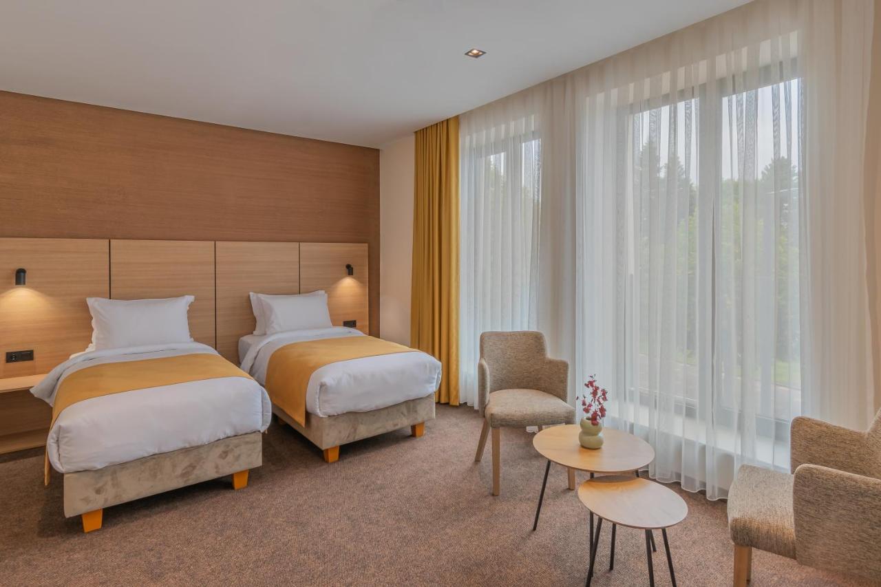 Hotel Osetia Garden Момчилград Екстер'єр фото