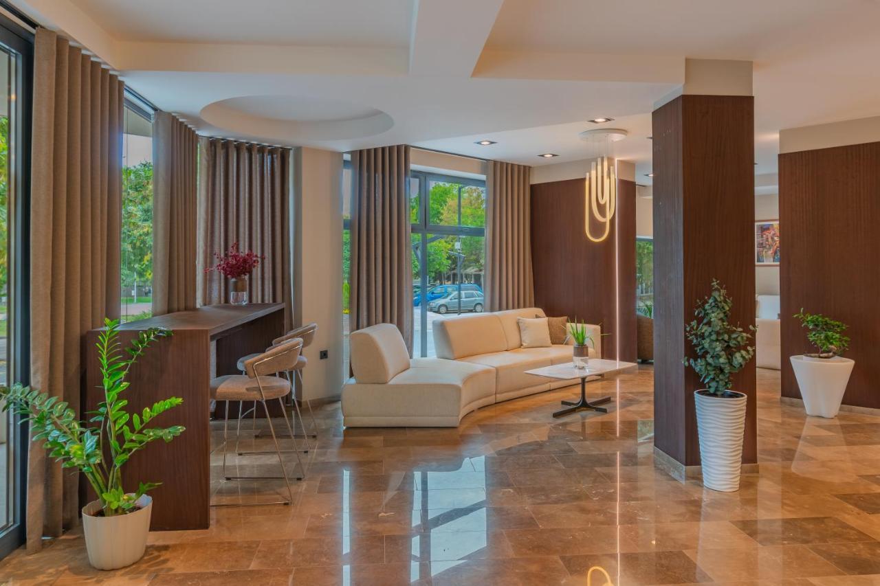 Hotel Osetia Garden Момчилград Екстер'єр фото