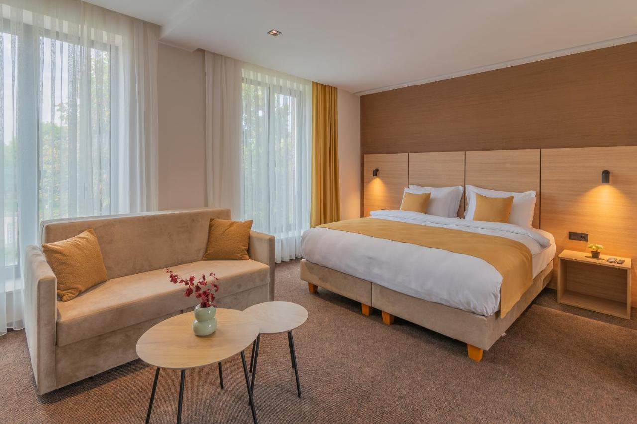 Hotel Osetia Garden Момчилград Екстер'єр фото
