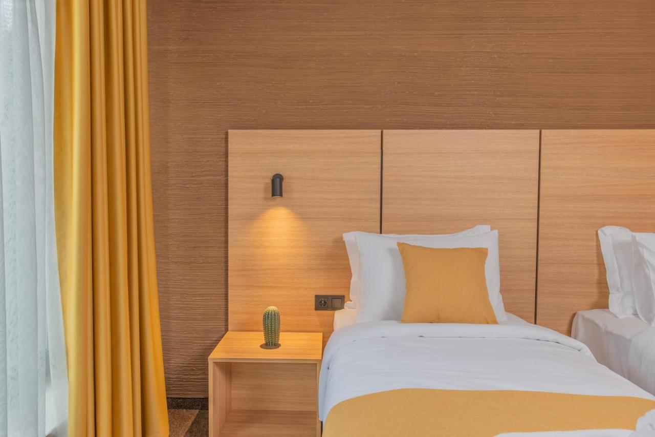 Hotel Osetia Garden Момчилград Екстер'єр фото