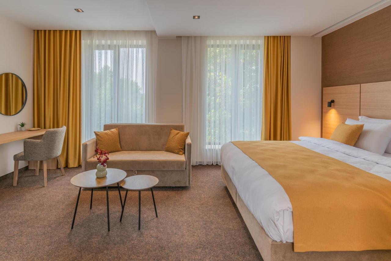 Hotel Osetia Garden Момчилград Екстер'єр фото