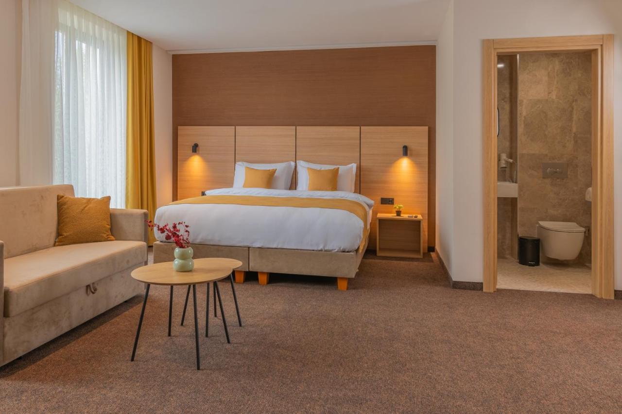 Hotel Osetia Garden Момчилград Екстер'єр фото