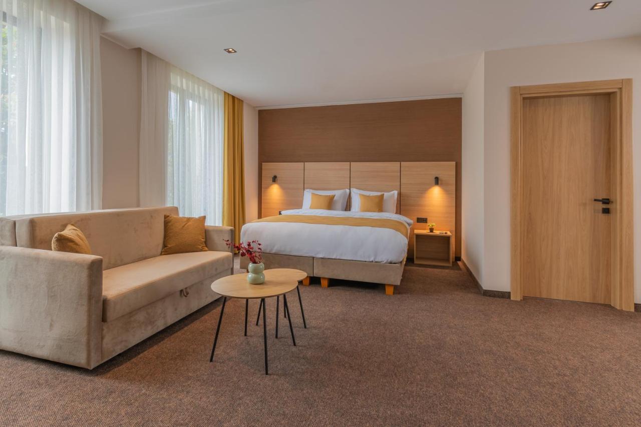 Hotel Osetia Garden Момчилград Екстер'єр фото